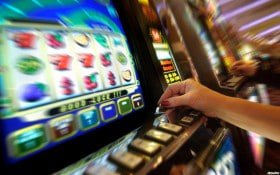 slot 777 Myanmar ဘောလုံးလောင်းကစား Mobile APP ဖြင့် live betting ပြုနေစဉ်